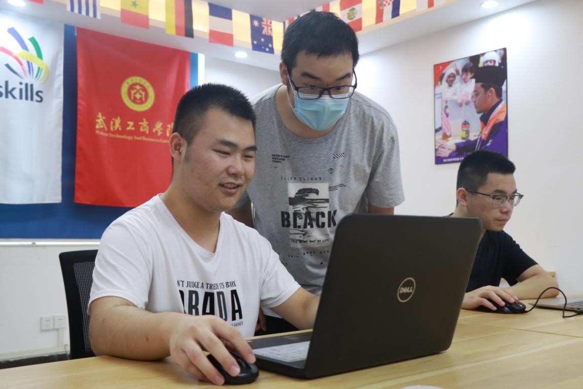 技能体验周活动在武汉工商学院成功举办，师生共探软件开发新趋势